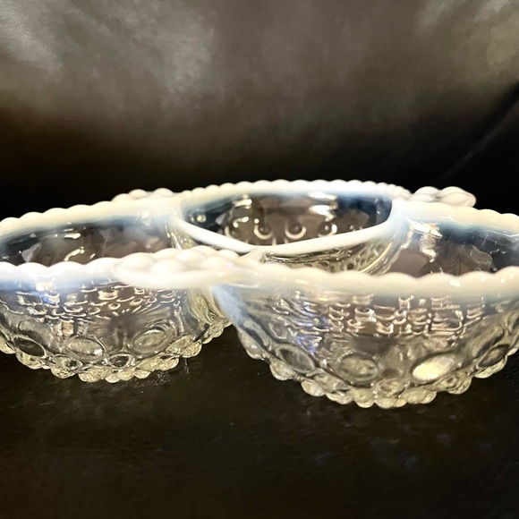 ππΎπππΆββ― Anchor Hocking opalescent hobnail clover dish - Picture 2 of 3